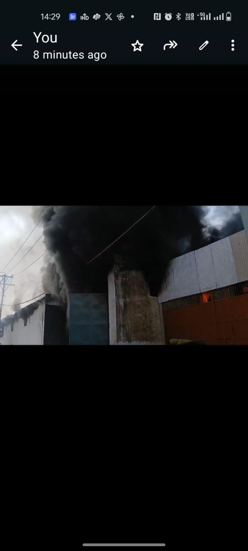 गत्ते की फैक्ट्री में लगी भीषण आग, दमकल की टीम आग बुझाने में जुटी