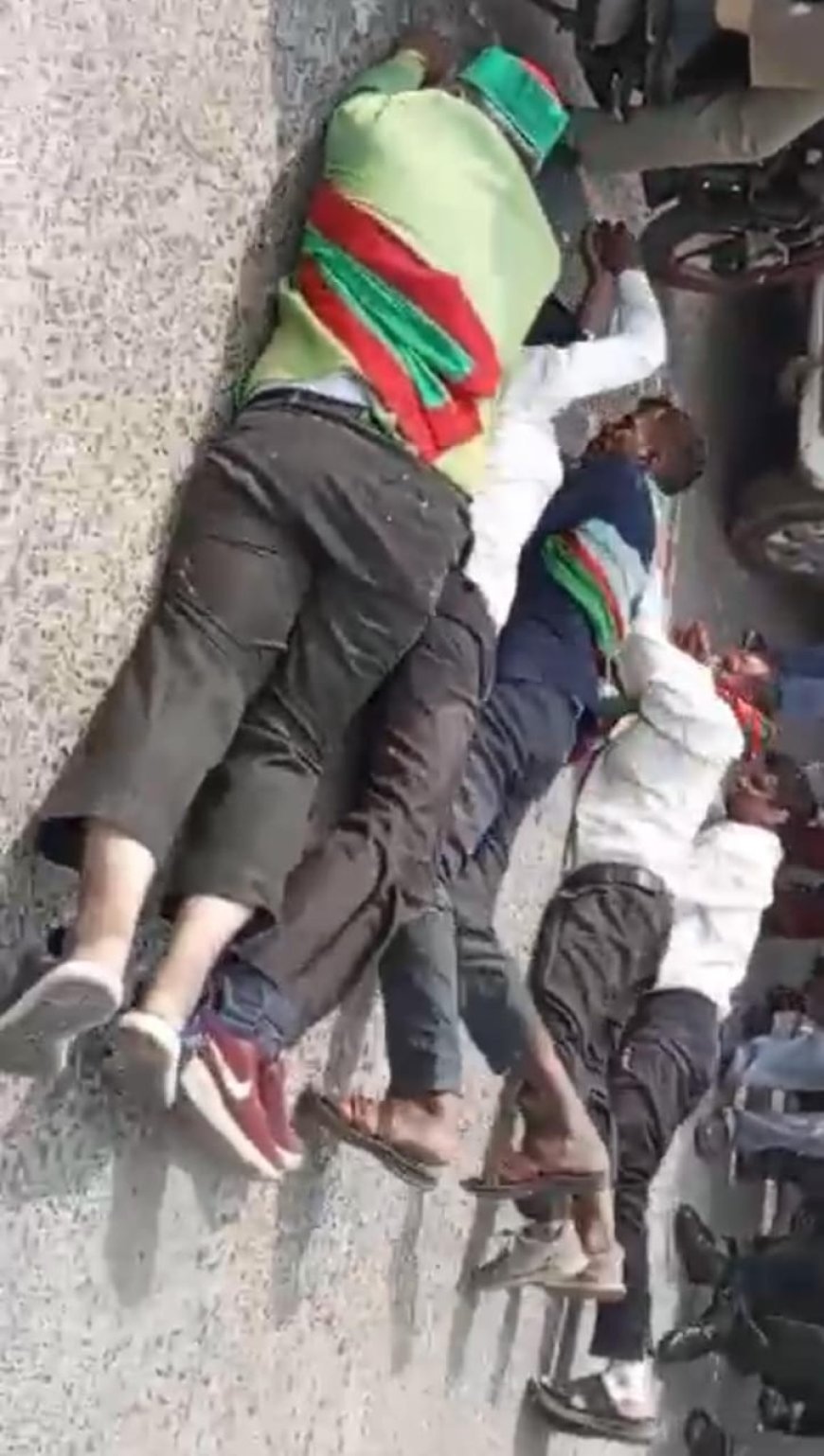 पहले कनस्तर बजाए अब पेट के बल लेट लेट कर कलक्ट्रेट पहुंचे, आगे भीख मांगने की तैयारी, ये मजदूर क्या चाहते हैं ?