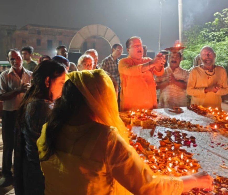 बैकुंठ चौदस पर यमुनाजी पर हुआ दीपदान, विशेष आरती भी