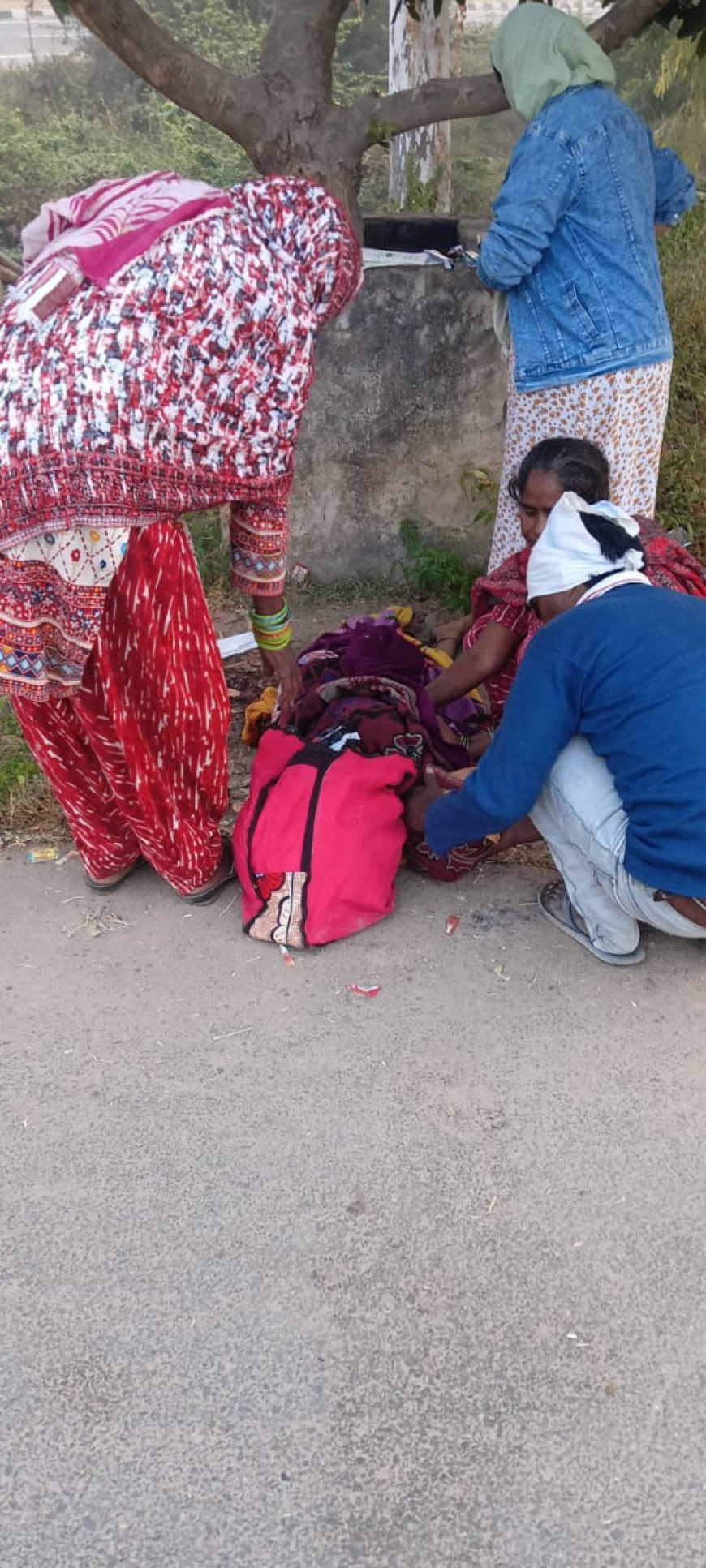 शर्मसार करने वाली घटनाः फतेहपुरसीकरी में हाईवे किनारे खुले में महिला की डिलीवरी