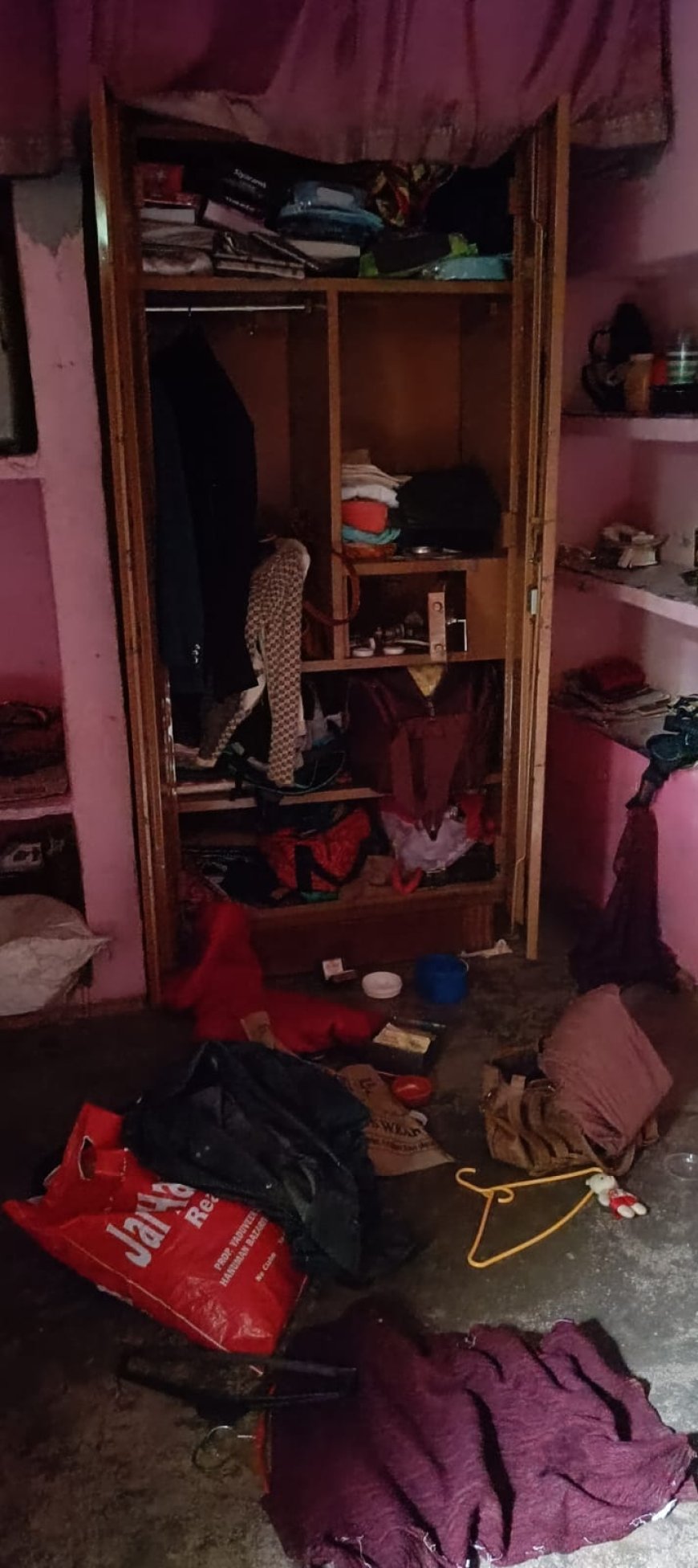 परिवार सोता रहा, चोर घर से सात लाख के गहने ले उड़े 