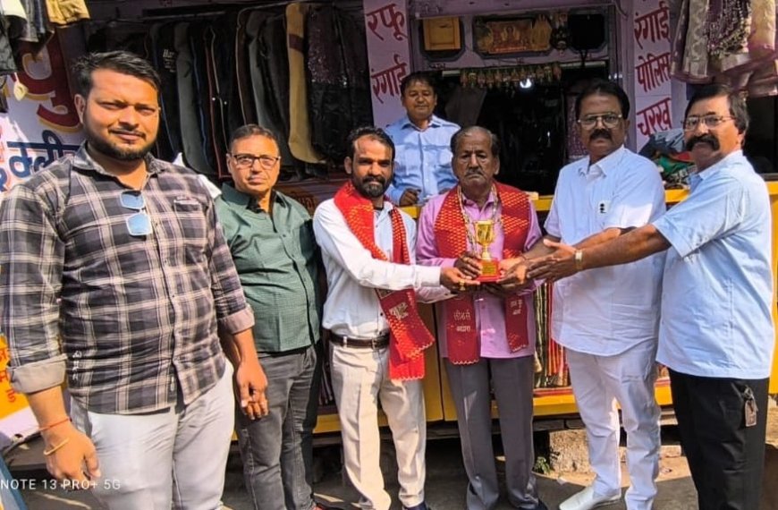 पंकज की ईमानदारी को लीडर्स आगरा ने सम्मान कर सराहा