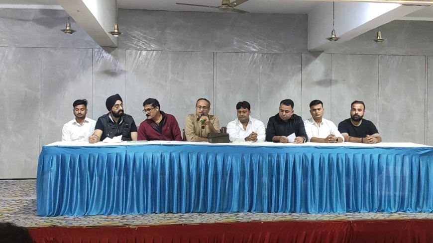 दो लड़कियां और एक लड़का आगरा के 20 जूता कारोबारियों को 15 करोड़ का चूना लगाकर गायब