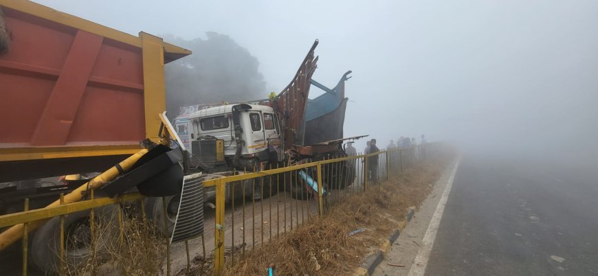 ग्वालियर हाईवे पर एक ट्रक दूसरे ट्रक की टक्कर से दो भागों में बंट गया, कोहरे में हुआ हादसा
