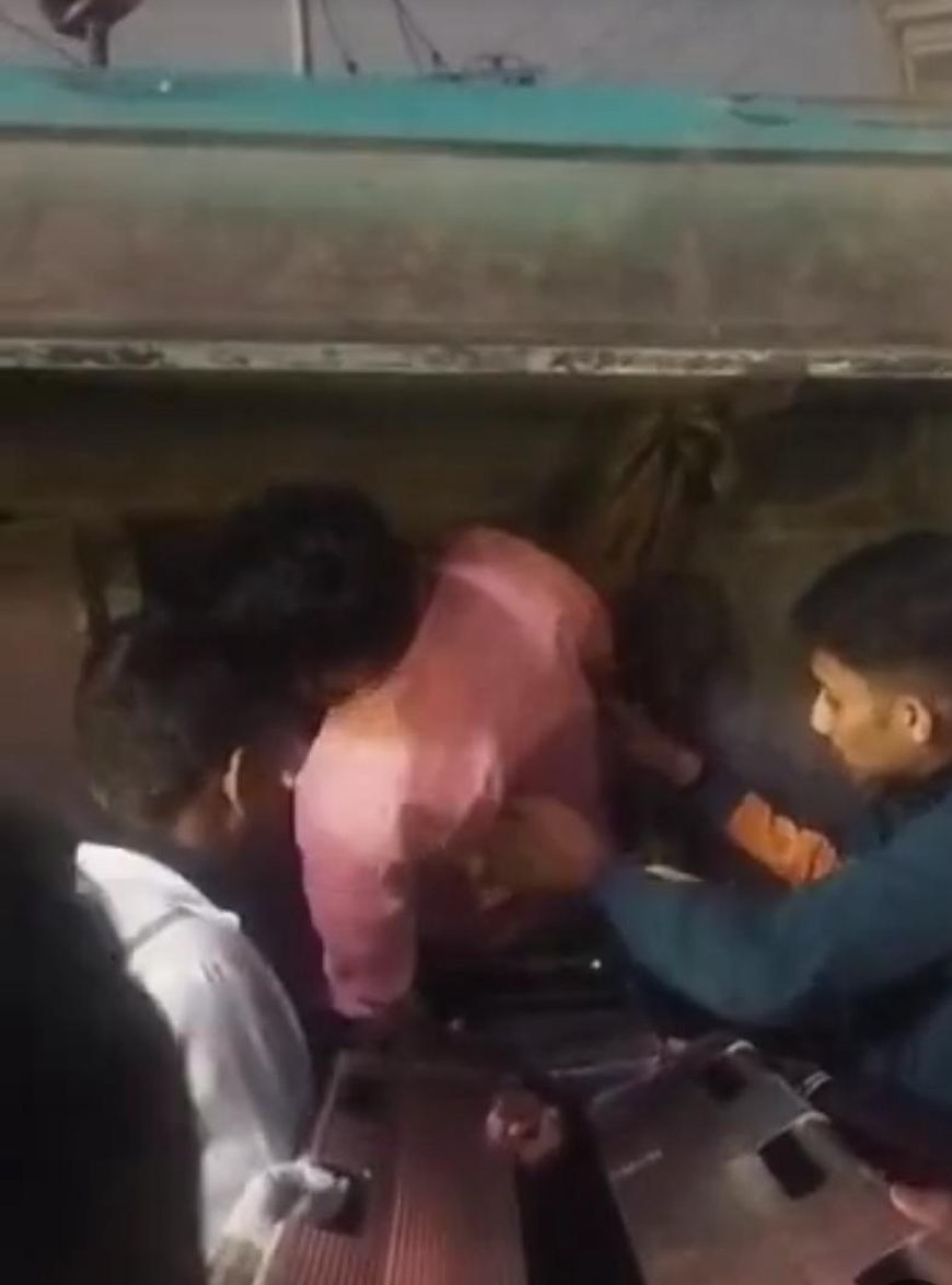 एमजी रोड जाम होता अगर पलटी बस रात में ही न हटी होती