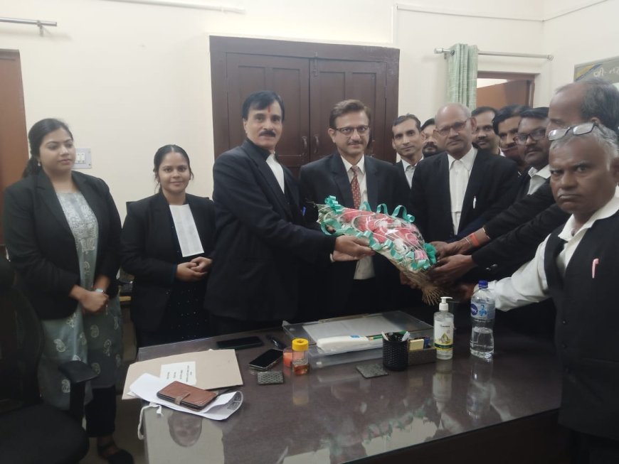 मुख्य पारिवार न्यायाधीश को वकीलों ने दी विदाई