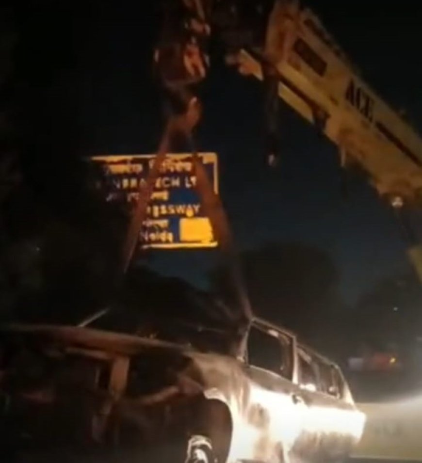 यमुना एक्सप्रेस वे पर धू-धू कर जली कार, दो भाई बाल-बाल बचे