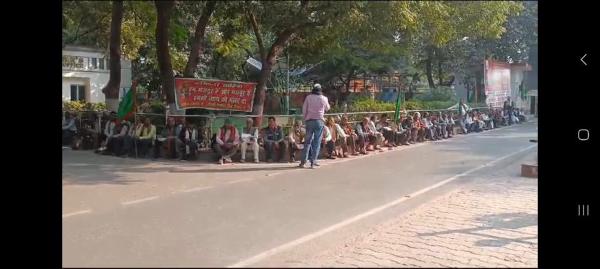 मजदूरों ने अब कटोरे लेकर मंडलायुक्त दफ्तर पर मांगी न्याय की भीख