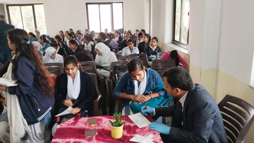 बैकुंठी की 400 छात्राओं ने कराया दांतों का परीक्षण