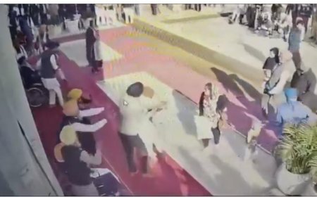 स्वर्ण मंदिर में सुखवीर बादल पर हमला, हमलावर गिरफ्त में   हमलावर का है खालिस्तान कनेक्शन