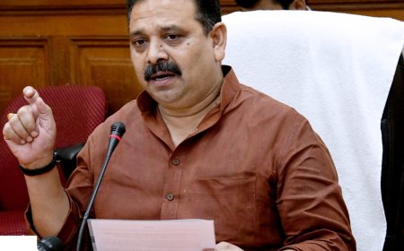 मोबाइल पर शिकायत मिली और मंत्री ने मथुरा रजिस्ट्री आफिस से सभी हटा दिए   