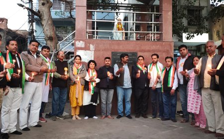 कांग्रेसियों ने सरकार की सदबुद्धि के लिए जलाईं मोमबत्तियां