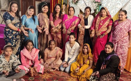 हाथों में रचाई श्याम बाबा के नाम की मेहंदी, गाए मंगल गीत