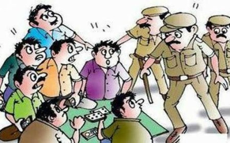 यमुना किनारे सजी जुए की फड़ पर पुलिस का छापा, दो दर्जन जुआरी हिरासत में 