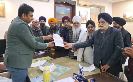 नगर कीर्तन के लिए डीएम से मिले सिख समाज के लोग, व्यवस्थाओं की मांग