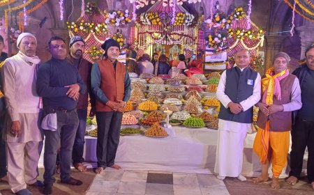 मानसी गंगाजल से की गोवर्धन की परिक्रमा, अर्पित किए 11000 किलो के 56 भोग   