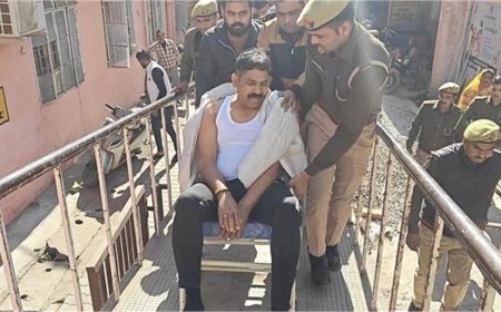 झांसी में जेलर को बदमाशों ने कार से खींच कर बुरी तरह पीटा