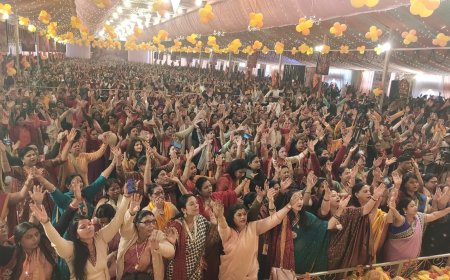 तेहि क्षण राम मध्य धनु तोड़ा, भरै भुवन धुन घोर कठोरा...   