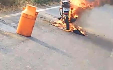 दौड़ती बाइक बनी आग का गोला, सवार दो लोग बाल-बाल बचे