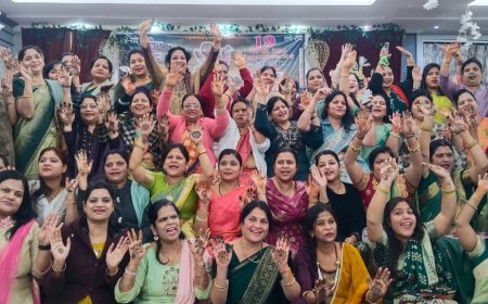 रचा के गिरिराज धरण के नाम की मेहंदी, चले हम गोवर्धन की नगरी 