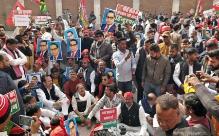 समाजवादी पार्टी और कांग्रेस ने कलक्ट्रेट पर प्रदर्शन कर मांगा गृह मंत्री का इस्तीफा   