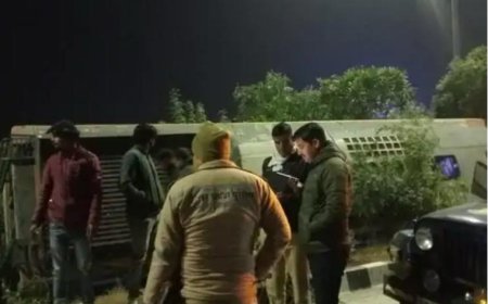 ड्राइवर नियंत्रण खो बैठा, इनर रिंग रोड पर बस पलटने से चार घायल