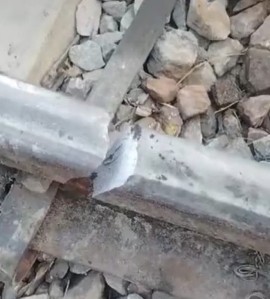पीलीभीत सेक्शन में रेल पटरी टूटकर दो हिस्सों में बंटी, ट्रेनों का आवागमन प्रभावित