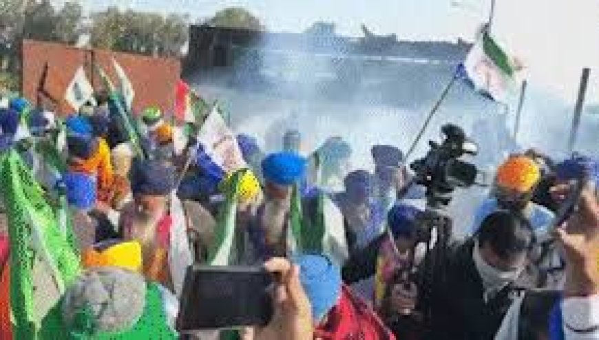 शंभू बार्डर पर किसानों ने बैरिकेडिंग तोड़ी, पुलिस ने आंसू गैस दागे