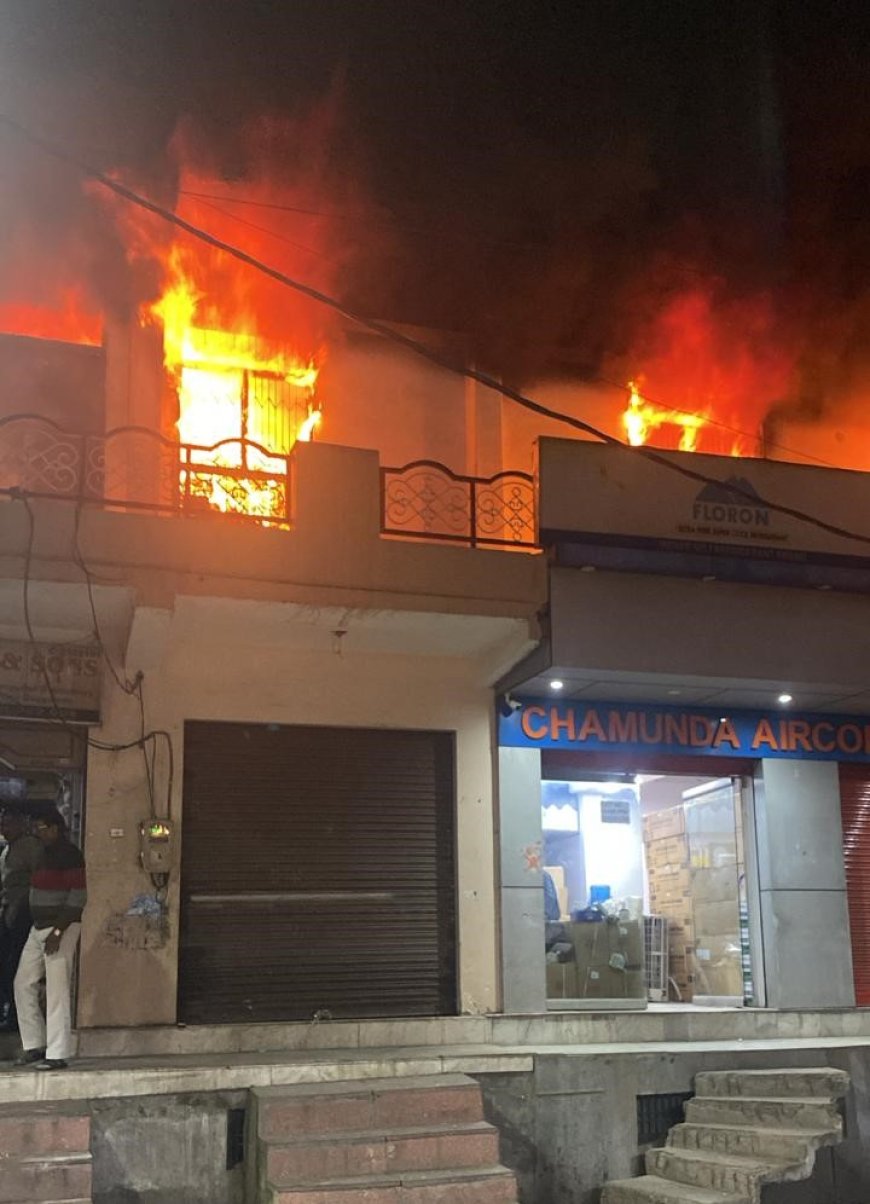 सेंट जॊन्स चौराहे पर बिल्डिंग में आग लगी, परिवार सुरक्षित   