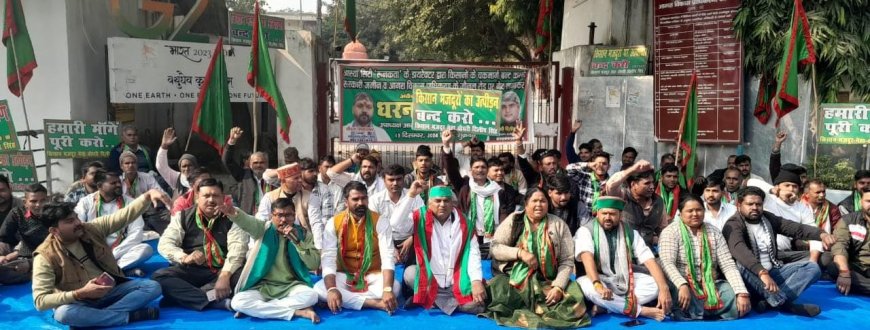 गेट बंद कराने की प्रतिक्रिया, एडीए ऒफिस पर बढ़ गई किसानों की संख्या बढ़ गई