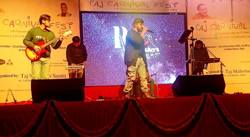 ताज कार्निवल फेस्ट: बॉलीवुड नाइट में आगरा के गायकों ने समां बांध दिया   