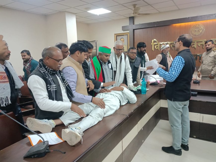 सीडीओ सभागार में किसान नेता ने किया आत्मदाह का प्रयास, भाग खड़े हुए अधिकारी