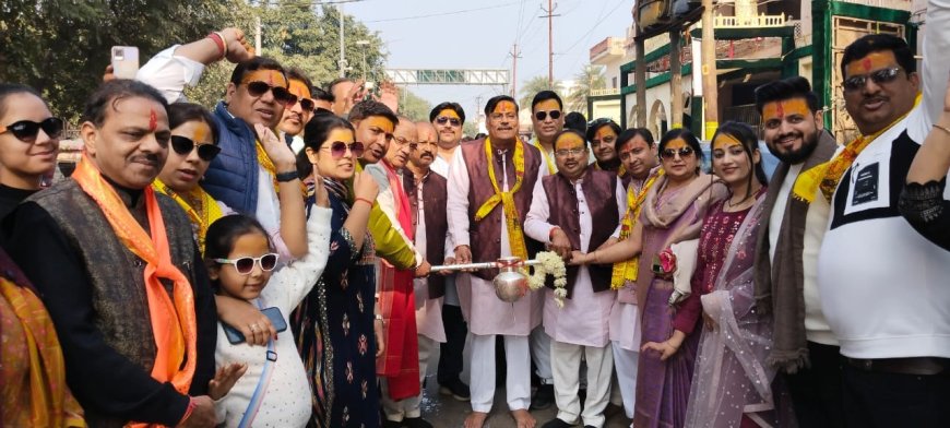 दुग्धधार संग श्रीगिरिराज जी सेवक मंडल ने की गोवर्धन परिक्रमा   