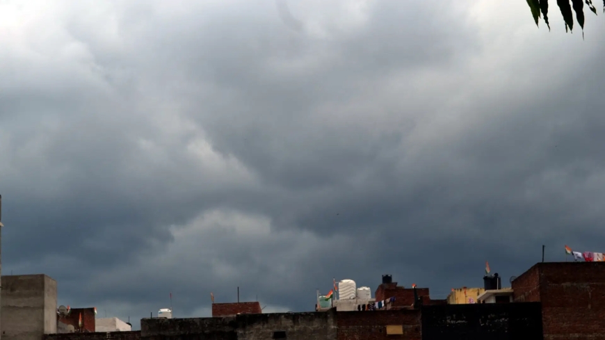 आसमान में छाए बादल, आगरा और इसके आसपास बारिश संभव