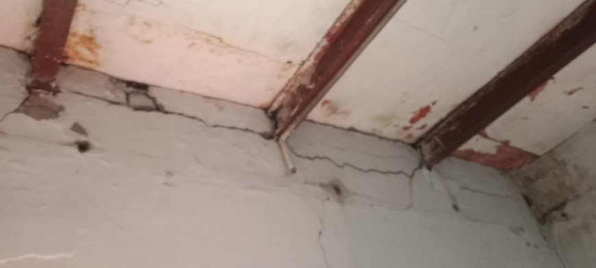 मेट्रो की खुदाई से मदिया कटरा के कई मकानों में आई दरारें