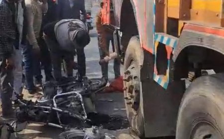 ट्रक की चपेट में आए बाइक सवार युवक व महिला की मौत, गर्भवती घायल 