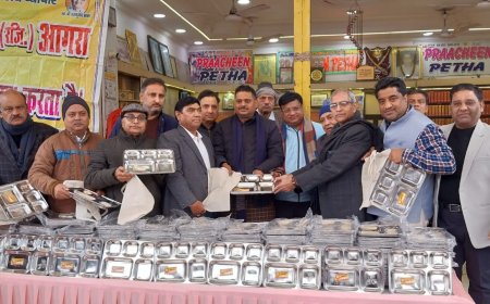 गंदगी मुक्त कुम्भ में आगरा के व्यापारियों ने दिया 1100 थैले-थालियों का योगदान   