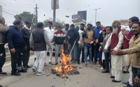प्रियंका पर विधूड़ी के बयान से बवाल, कांग्रेसियों ने प्रदर्शन कर पुतला फूंका   