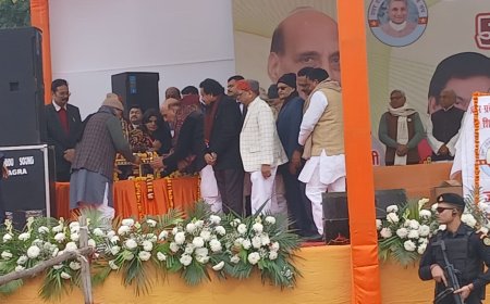 आगरा पहुंचे रक्षा मंत्री राजनाथ सिंह, एयरपोर्ट पर स्वागत