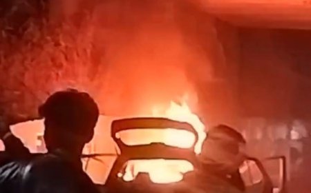 बाराखंभा रेलवे फाटक के पास धू-धू कर जली कार   