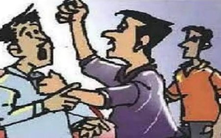 दो पक्षों में चले लाठी-डंडे, कई राउंड फायरिंग भी हुई, पांच घायल