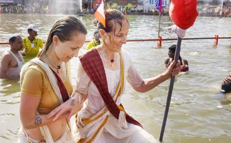 हाड़ कंपा देने वाली ठंड में डुबकी लगाते श्रद्धालुओं को देख हैरान थे विदेशी