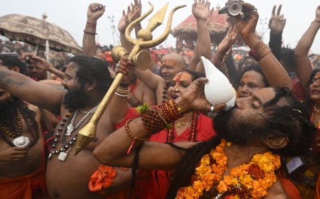 किन्नर अखाड़े ने समाज कल्याण की कामना कर किया अमृत स्नान   