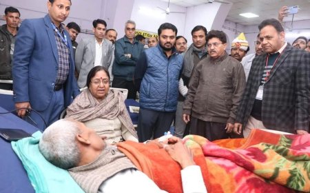 मंत्री बेबीरानी मौर्य जिला अस्पताल में किसान नेता चाहर से मिलीं