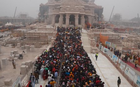 श्रीरामलला के मंदिर में भक्तों का सैलाब, जयकारों से गूंजी अयोध्या
