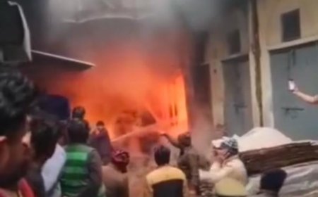 गोदाम में आग से हींग की मंडी में मची खलबली