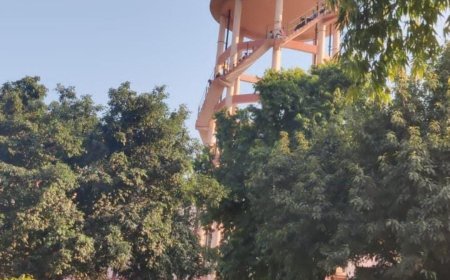 यूनिवर्सिटी में पानी की टंकी पर चढ़े नौ छात्र, बोले आत्महत्या करेंगे