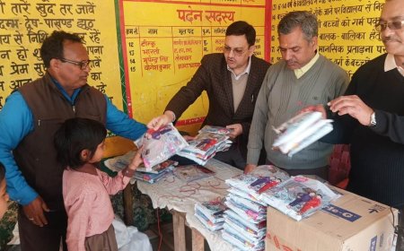 रोटरी क्लब ने प्राइमरी स्कूल के बच्चों को वितरित किए वार्मर्स