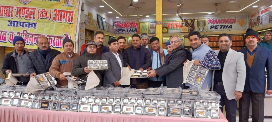 गंदगी मुक्त कुम्भ में आगरा के व्यापारियों ने दिया 1100 थैले-थालियों का योगदान   