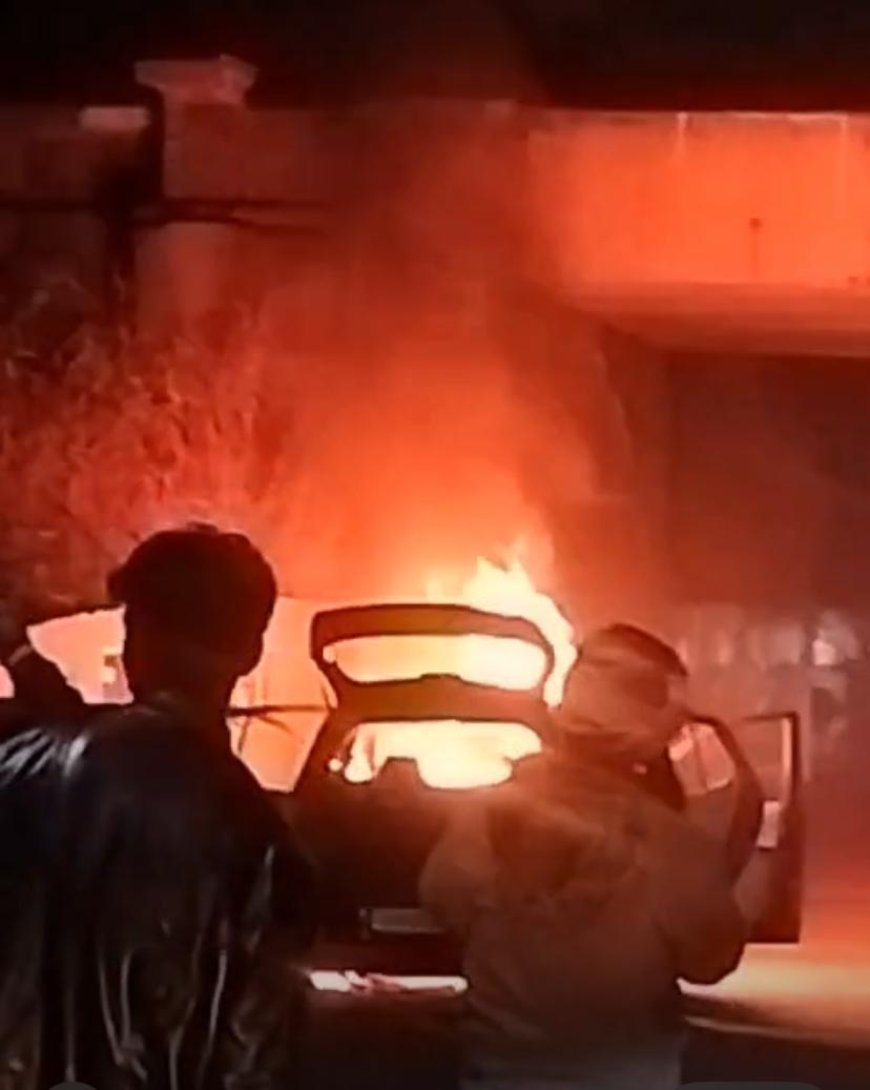 बाराखंभा रेलवे फाटक के पास धू-धू कर जली कार   